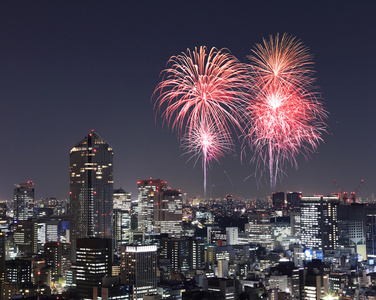 烟花在晚上庆祝在东京城市景观