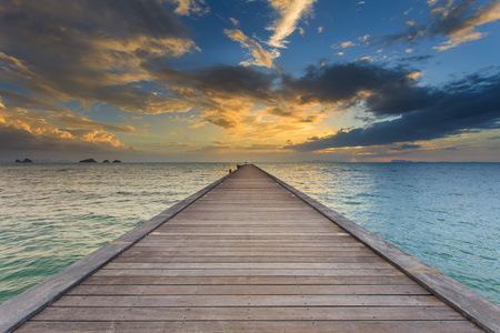木桥海上日落海滩在苏梅岛，泰国
