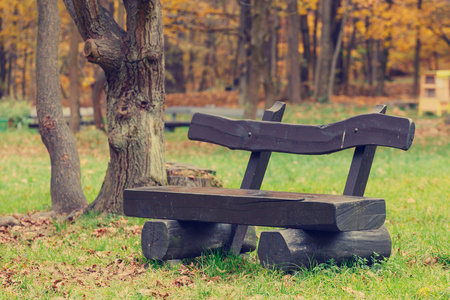 在秋天的公园，复古的长凳