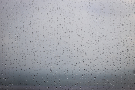 雨点落在窗户玻璃表面上