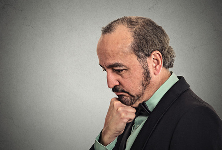 重新思考旋转悲伤的中间岁困惑的业务人思考照片