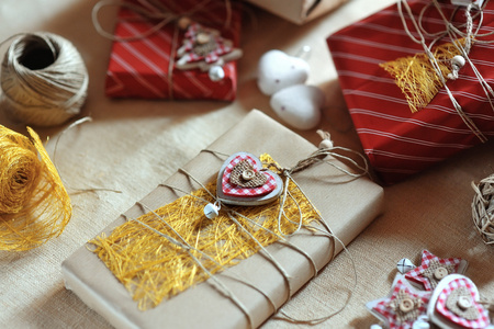 手工制作的圣诞包礼物和装饰