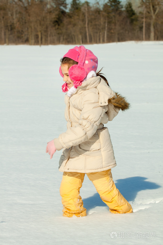 小孩子在雪地里玩