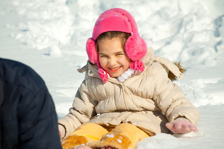 小孩子在雪地里玩