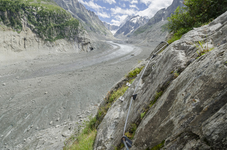 与巨大的冰川高山河谷