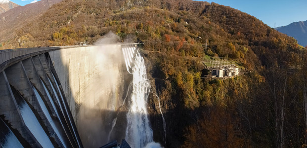 魂斗罗韦尔扎斯卡大坝，壮观的瀑布