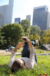 女人在中央公园使用智能手机