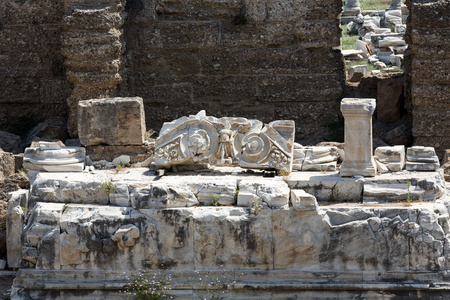 古罗马露天剧场在身边的废墟。土耳其