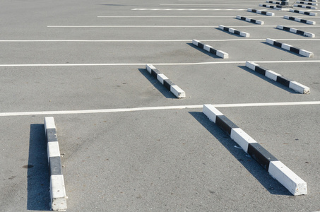 空旷的停车场与白色标记背景