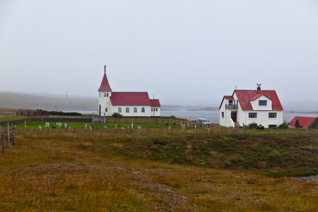 典型的乡村冰岛教堂和房子