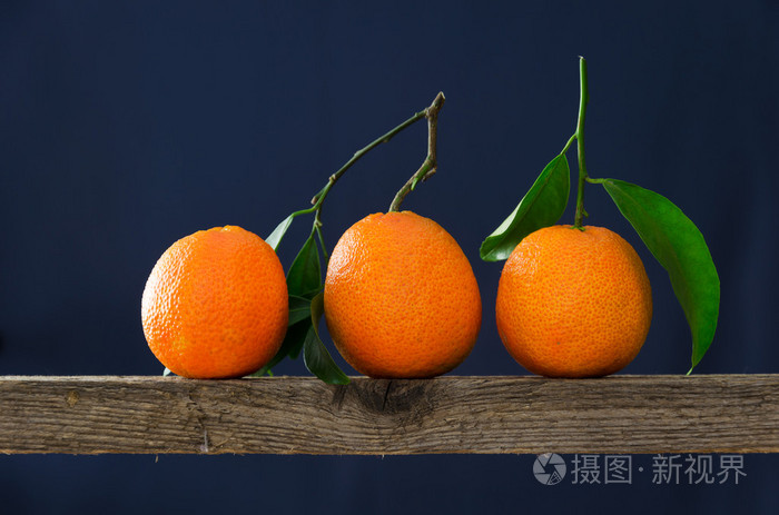 三个成熟的橘子