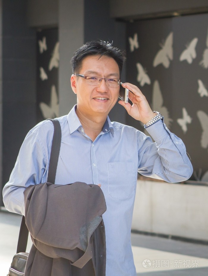 中国成年男子在电话上照片-正版商用图片1haekk-摄图新视界