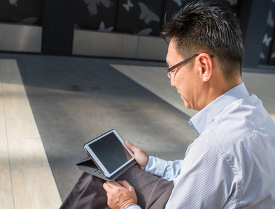 中国成年男子在 ipad 上