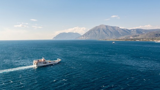 渡船横跨海湾