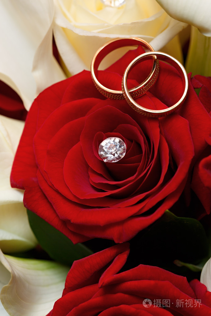 金结婚戒指上一束鲜花的新娘