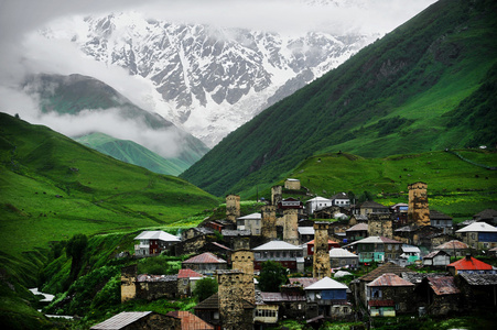 Ushguli 村庄与什哈拉山山区背景