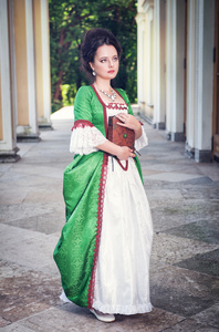美丽的女人，在本书的中世纪衣服