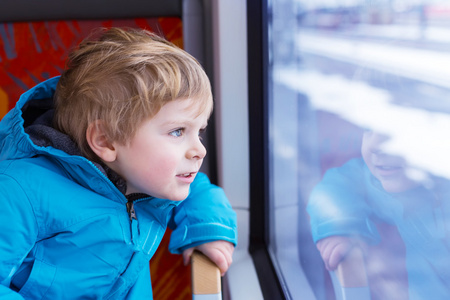 小小孩男孩旅行和火车窗外望