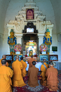 在缅甸的Thatbyinnyu寺庙巴根祈祷缅甸