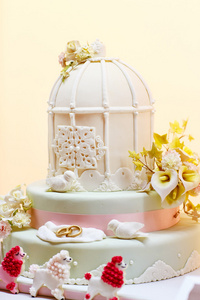 在白色的婚礼蛋糕。优雅 浪漫的大蛋糕