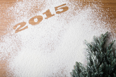 面粉和木制的桌子上的圣诞树上的题字 2015 年