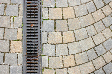 在石条铺砌的街道上排水照片