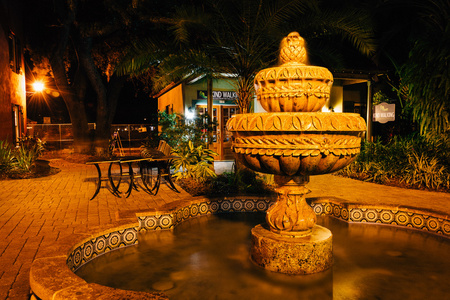 喷泉和商店在晚上在佛罗里达州圣奥古斯汀，