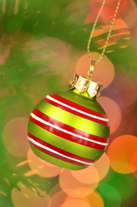 圣诞装饰，圣诞球挂在云杉枝散景背景