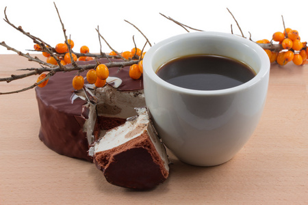 杯咖啡，巧克力蛋糕和沙棘在木板上