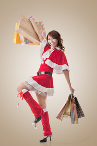 亚洲圣诞女孩举行购物袋