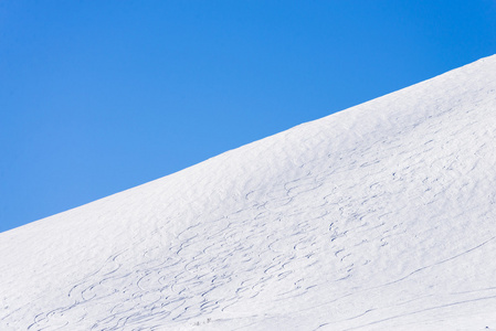 滑雪道的滑雪