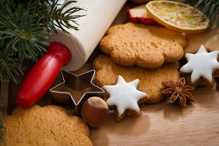 什锦饼干的圣诞，木板上的香料