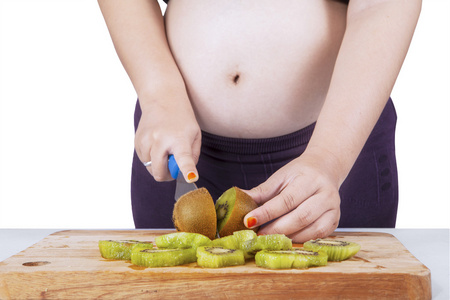 怀孕的女人削减猕猴桃