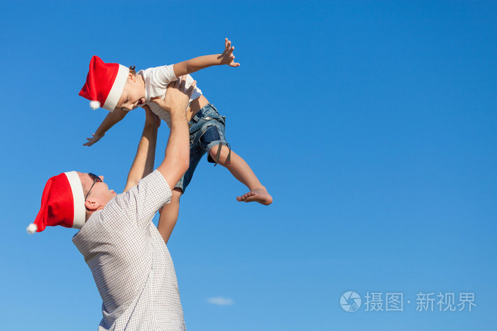 父亲和儿子在一天时间在房子附近玩耍