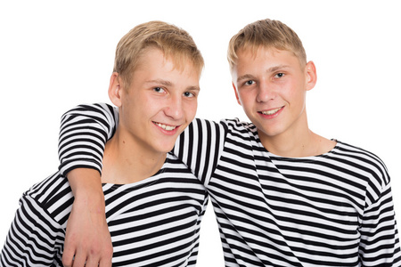 拥抱每个孪生兄弟的哥哥照片