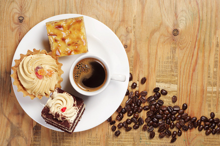 板的蛋糕和咖啡