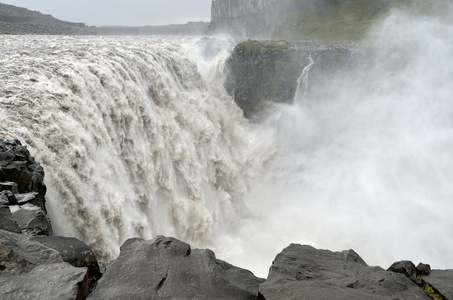 在多雨的天气，冰岛 Icosaw Au Thedrum 河上提瀑布瀑布