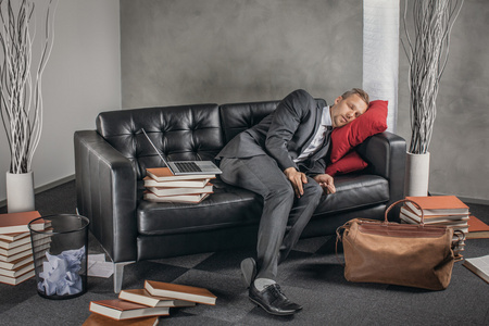 圣诞 relaxat睡在沙发上的男人美国黑人老人睡在家里的黄色沙发上可爱