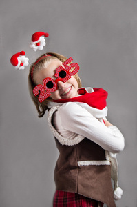 快乐的小圣诞儿童女孩戴着眼镜 
