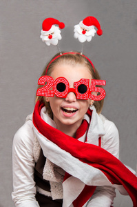 快乐的小圣诞儿童女孩戴着眼镜 