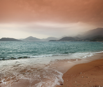 美丽的海景 沙滩和山