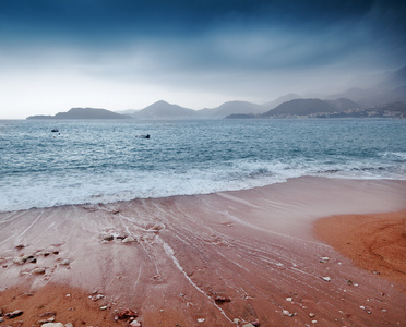 美丽的海景 沙滩和山