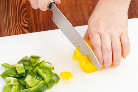 切割黄色和绿色的辣椒