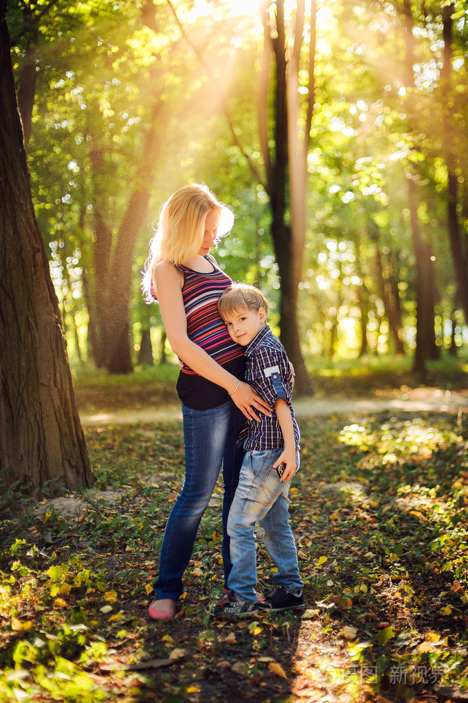 母亲和小儿子在公园或森林,在户外.拥抱和 h