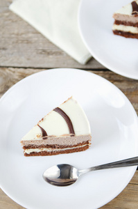 一块白板上的巧克力蛋糕
