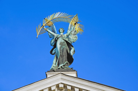 荣誉，与金棕榈枝，歌剧和芭蕾舞剧院在利沃夫的屋顶上的青铜雕塑