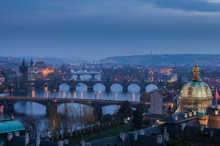 在布拉格在日落时的桥梁