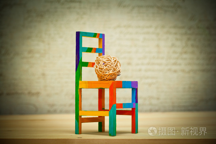 做的木材和玩具椅的装饰球当代艺术
