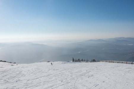 顶视图山滑雪坡