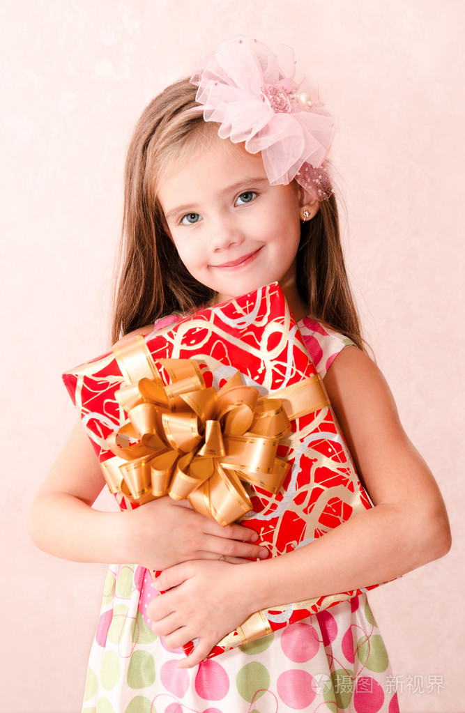 微笑的可爱小女孩用圣诞礼品盒